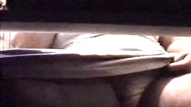 赤ん坊は公共の前で彼女のアパートの後ろに黒いコックを吸って、兼を飲み込む 女性 用 無料 アダルト